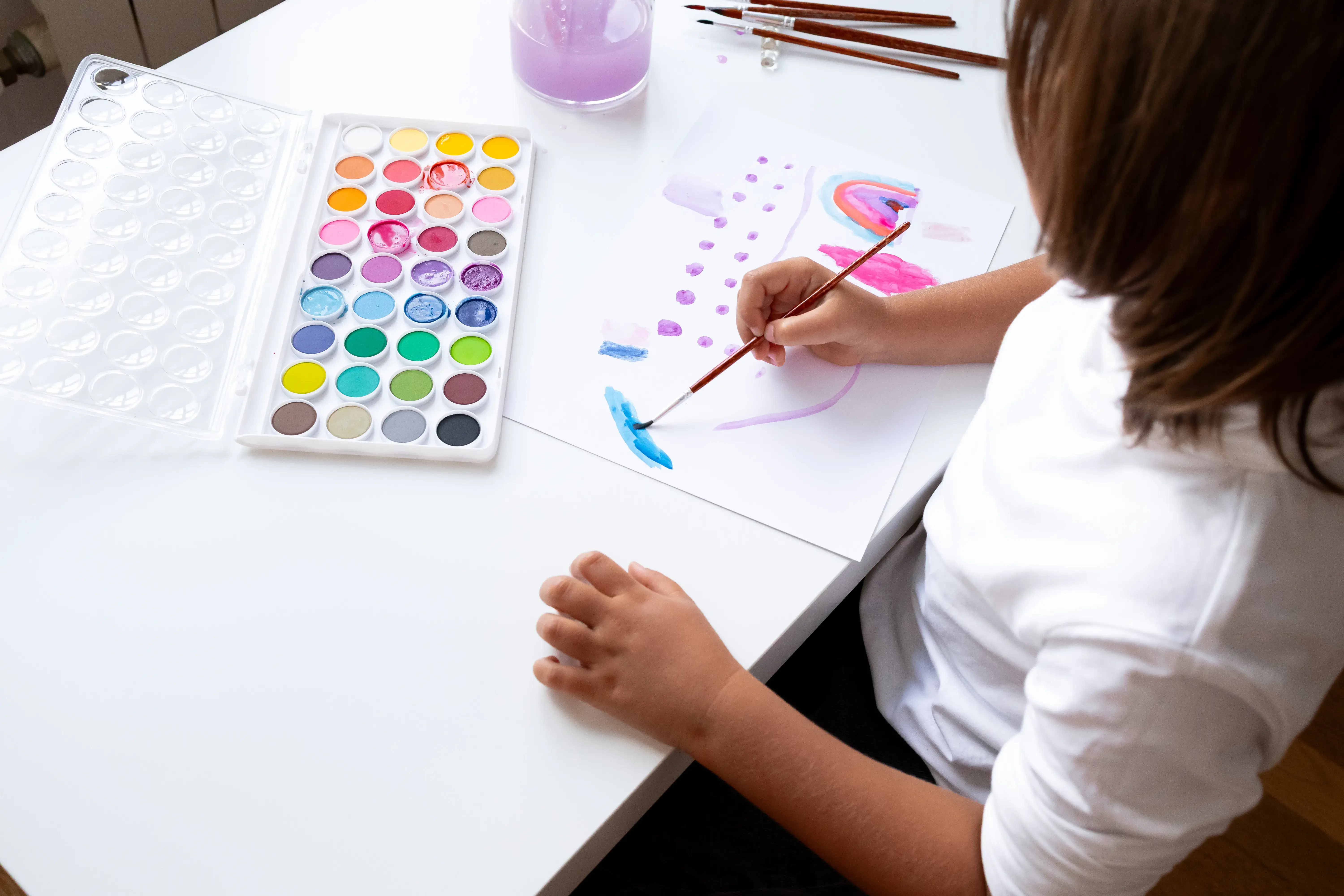 vecteezy young caucasian child painting with watercolors at home art 71602870 geconverteerd van jpg min